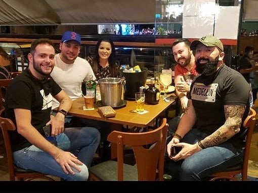 Maraisa e Artur Queiroz Amaral com amigos no bar (Foto: Reprodução / Instagram)