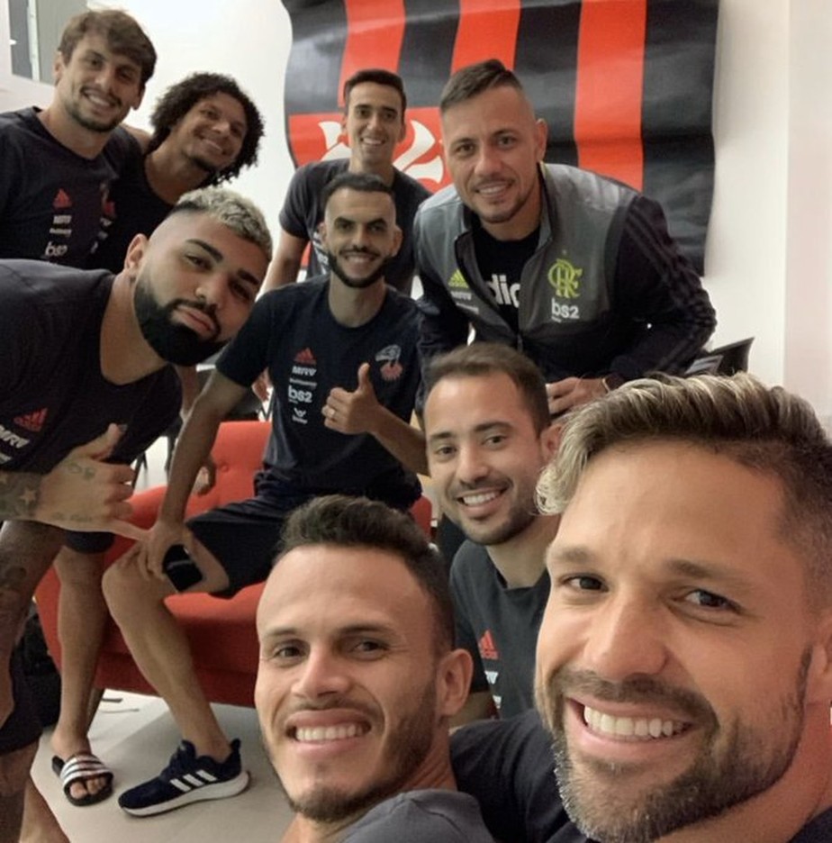 Fora do time desde julho, Diego é relacionado pelo Flamengo para o clássico com o Fluminense