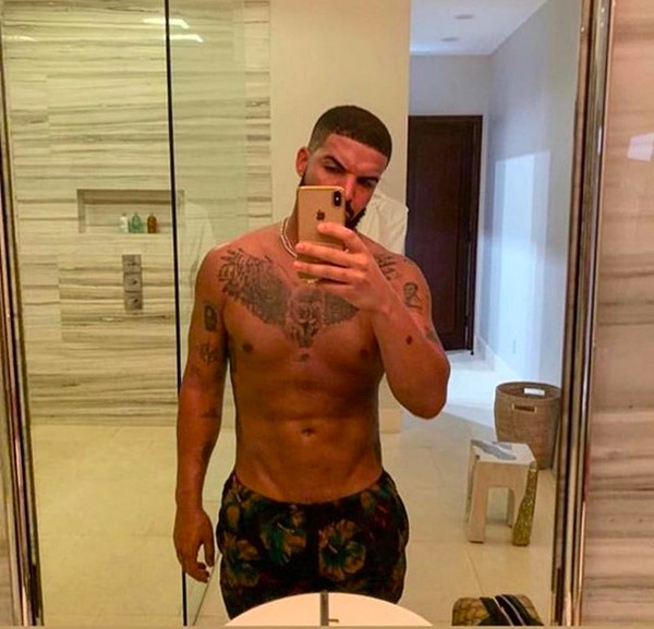 O rapper Drake mostrando a tatuagem de coruja em seu peito (Foto: Instagram)