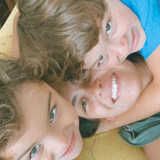 Mariana Uhlmann posa com Joaquim e Maria (Foto: Reprodução Instagram)