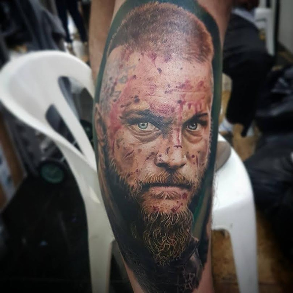 Tatuador De Friburgo Rj Ganha Premio Na Categoria Realismo Em Festival Em Sp Regiao Serrana G1 Produite par la chaîne history, la série culte vikings suit une trame qui emprunte plusieurs éléments à la grande saga du peuple viking, se permettant aussi de. tatuador de friburgo rj ganha premio