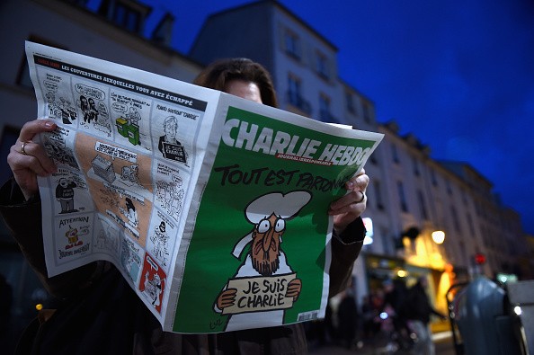 Homem lê a edição da Charlie Hebdo que chegou às bancas nesta quarta-feira (Foto: Pascal Le Segretain/Getty Images)