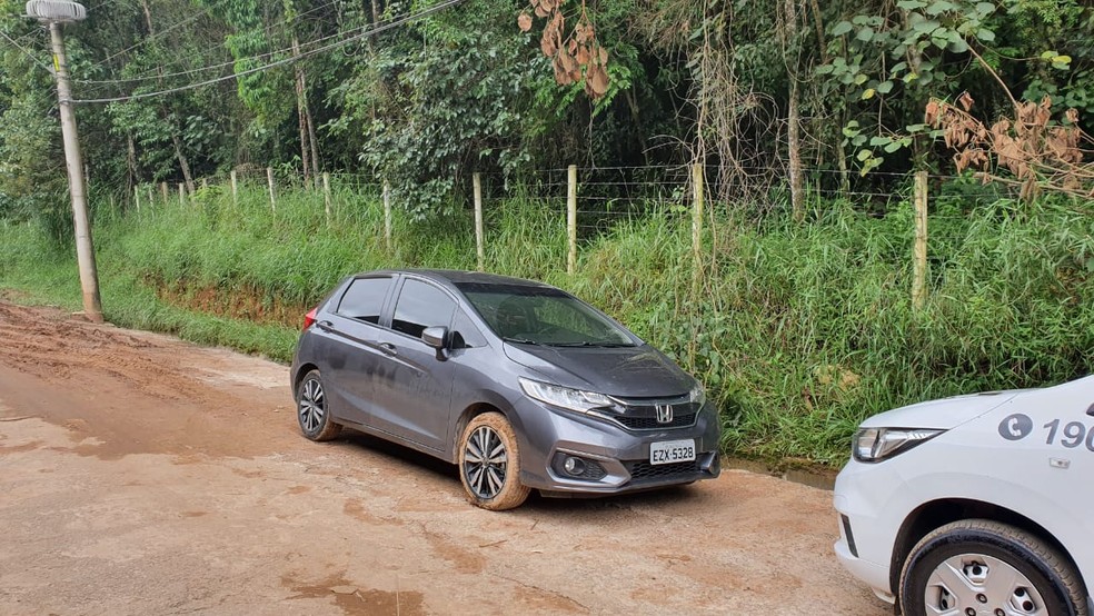 Carro onde foi encontrado o corpo carbonizado do cabo da PM Nélio Rego Lione, 44 anos, em Guarulhos — Foto: Reprodução/Redes sociais