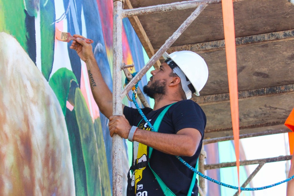 Artista Bosco é um dos selecionados que estão realizando a intervenção artística na Orla de Marabá. — Foto: Divulgação / Ícaro Matos