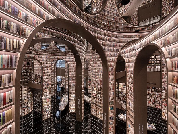 Estúdio desenha livraria 'infinita' com 51 arcos e espelhos no teto (Foto: Shao Feng / Divulgação)