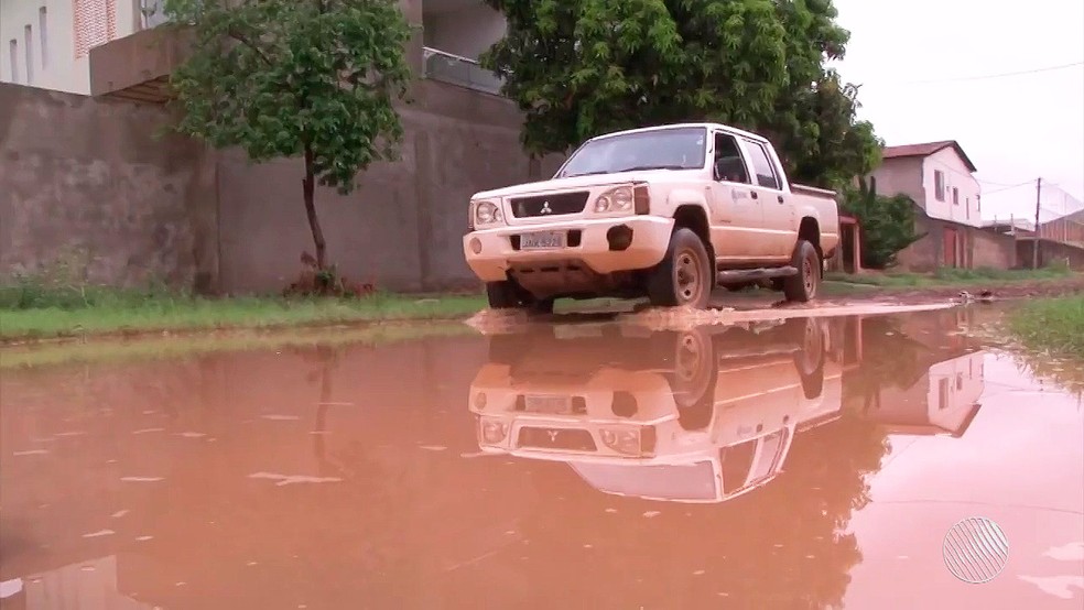 Chuva forte deixou ruas alagadas em Barreiras na manhã deste sábado (Foto: Reprodução/TV Oeste)