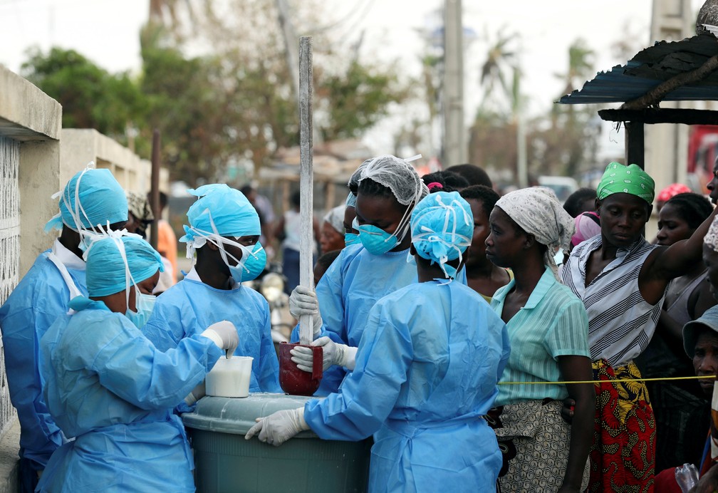 Equipe médica prepara solução a pacientes com doenças transmitidas pela água em Beira, Moçambique — Foto: Mike Hutchings/Reuters