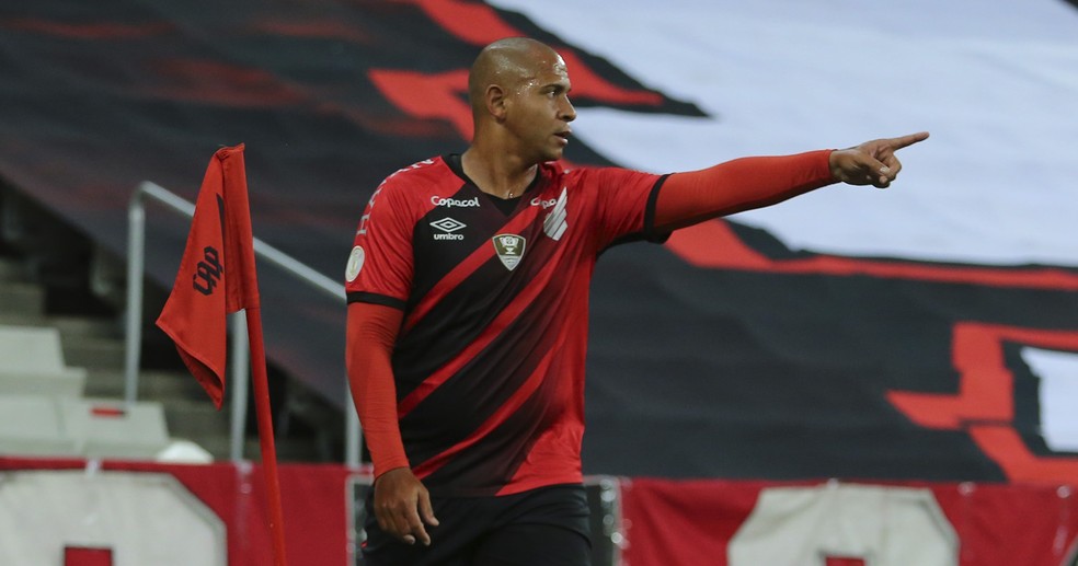 Walter, visivelmente mais magro, em ao pelo Athletico  Foto: Athletico