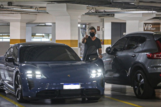 Boninho passeia em shopping com seu Porsche (Foto: AgNews)
