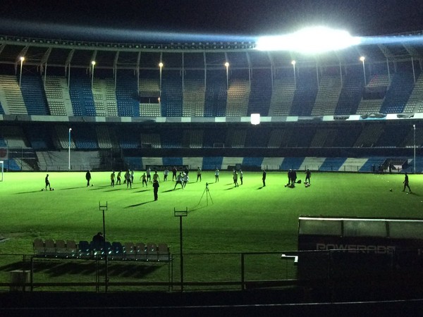 Treino do Corinthians tem apagão, e Carille promove mudanças na Argentina