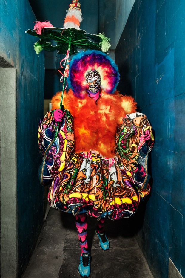 Preparations for the show of the "Amidia" group of Bate-bola (Carnival clowns) - Olaria, North Zone of Rio de Janeiro, 2017. (Foto: © Vincent Rosenblatt)