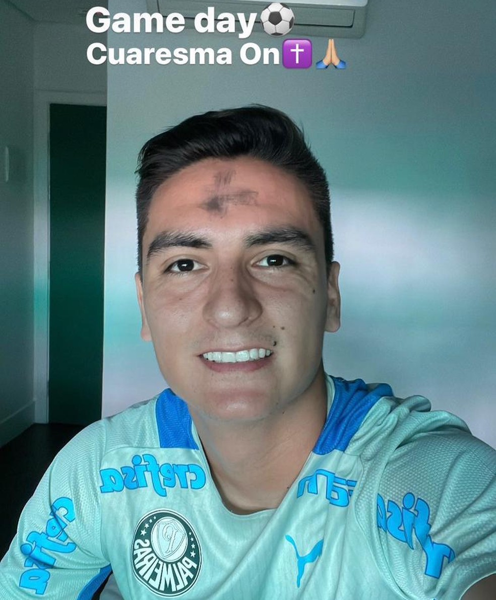Atuesta com sinal da cruz com cinzas em alusão ao período da quaresma — Foto: Reprodução/Instagram