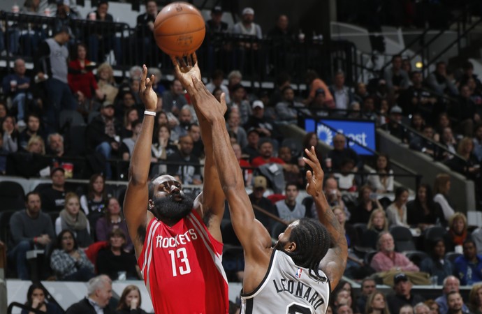 Spurs vêm ferozes do intervalo, batem Rockets e seguem imparáveis em casa
