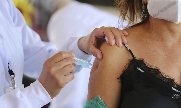 Vacinação contra a Covid-19 (Foto: Fabio Rodrigues Pozzebom / Agência Brasil)