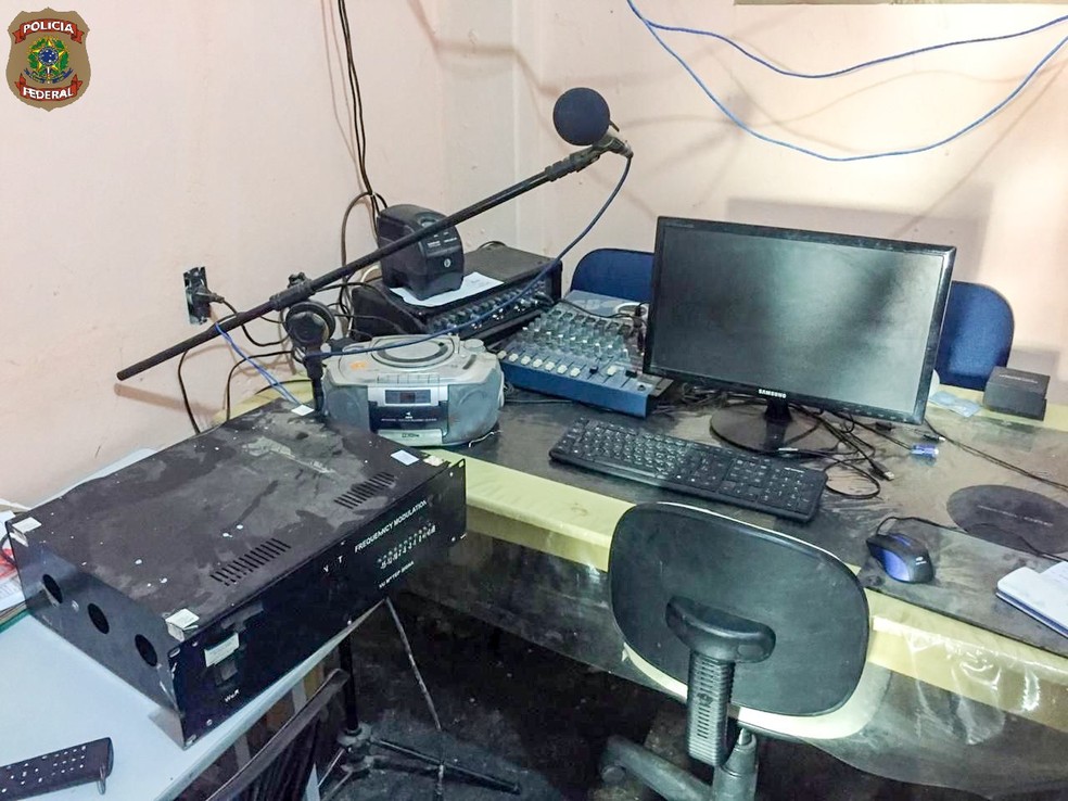 Rádios ilegais interferem na comunicação de torres de controle de aviões, entre outros serviços — Foto: Polícia Federal/Divulgação