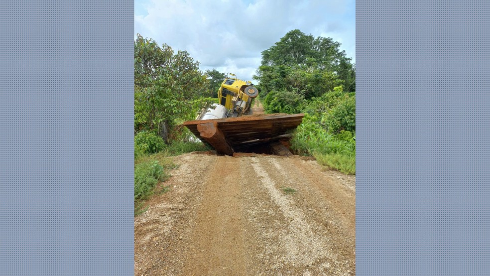 Ponte cedeu quando caminhão leiteiro passava por cima, em RO — Foto: Reprodução/Rede Amazônica
