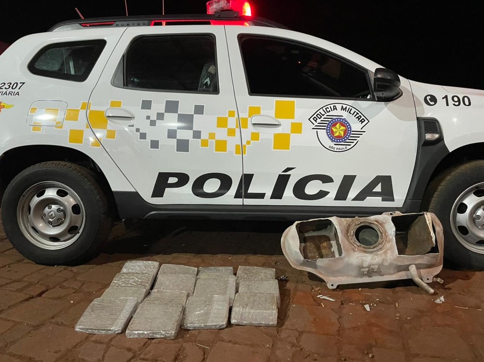 15 tabletes de skunk foram apreendidos na Rodovia Raposo Tavares, a SP-270, em Ourinhos (SP). — Foto: Polícia Rodoviária/Divulgação
