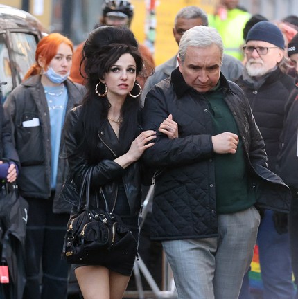Marisa Abela e Eddie Marsan filmando o novo filme inspirado em Amy Winehouse 'Back to Black' no Soho em 16 de janeiro de 2023 em Londres, Inglaterra — Foto: Getty Images