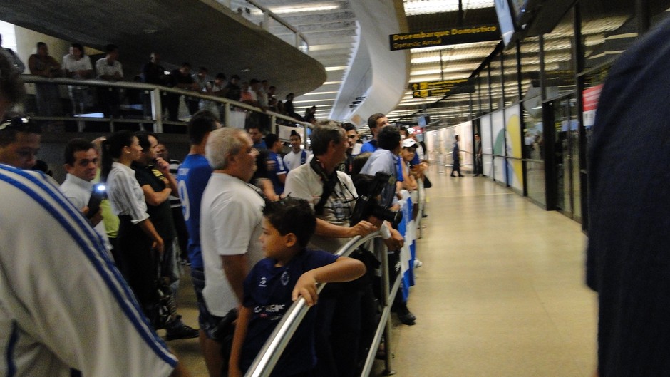 Voo atrasa, mas desembarque Cruzeiro não tem manifestações da torcida