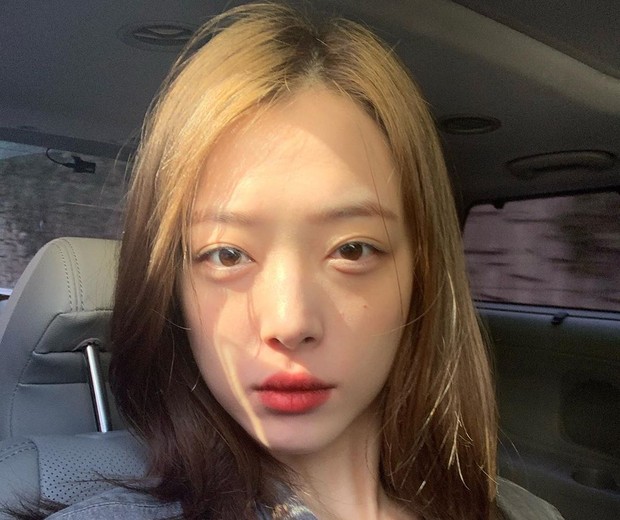 A cantora e atriz Sulli, de 25 anos, foi encontrada morta por seu agente em sua casa em Seul, Coreia do Sul. A hipótese oficial é que se trata de um suicídio (Foto: Reprodução)
