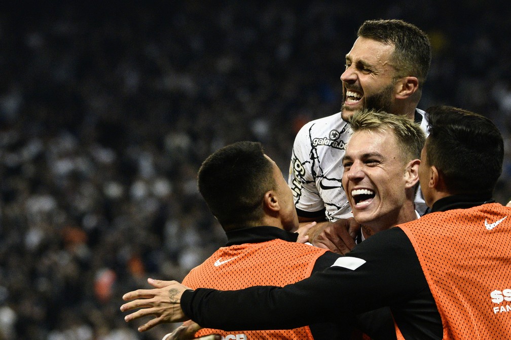 ''Diálogo, respeito e democracia'', Casagrande elogia relação de Vítor Pereira e Roger Guedes no Corinthians