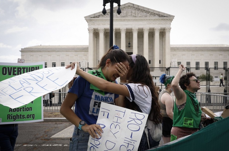 Ativistas pró-vida reagem à decisão que anula a histórica Roe vs. Wade, em frente à Suprema Corte dos EUA, em Washington, DC