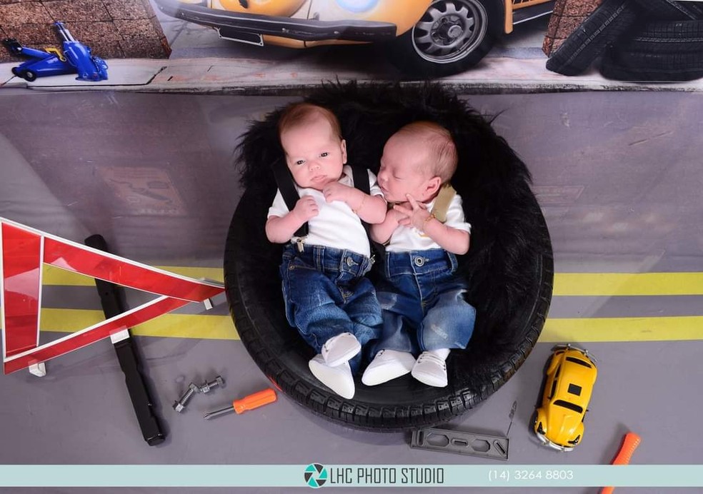 Gêmeos Guilherme e Gustavo têm um mês e moram em Macatuba — Foto: LHC Photo Studio/Divulgação