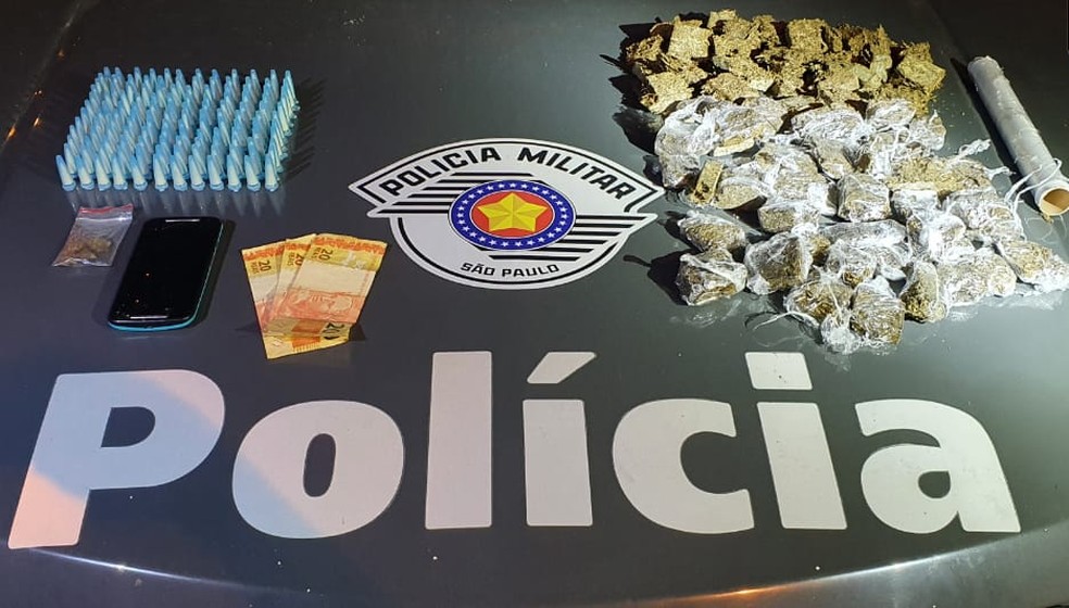 Adolescente e jovem são detidos por tráfico de drogas no Cecap em Lorena — Foto: Divulgação/Polícia Militar
