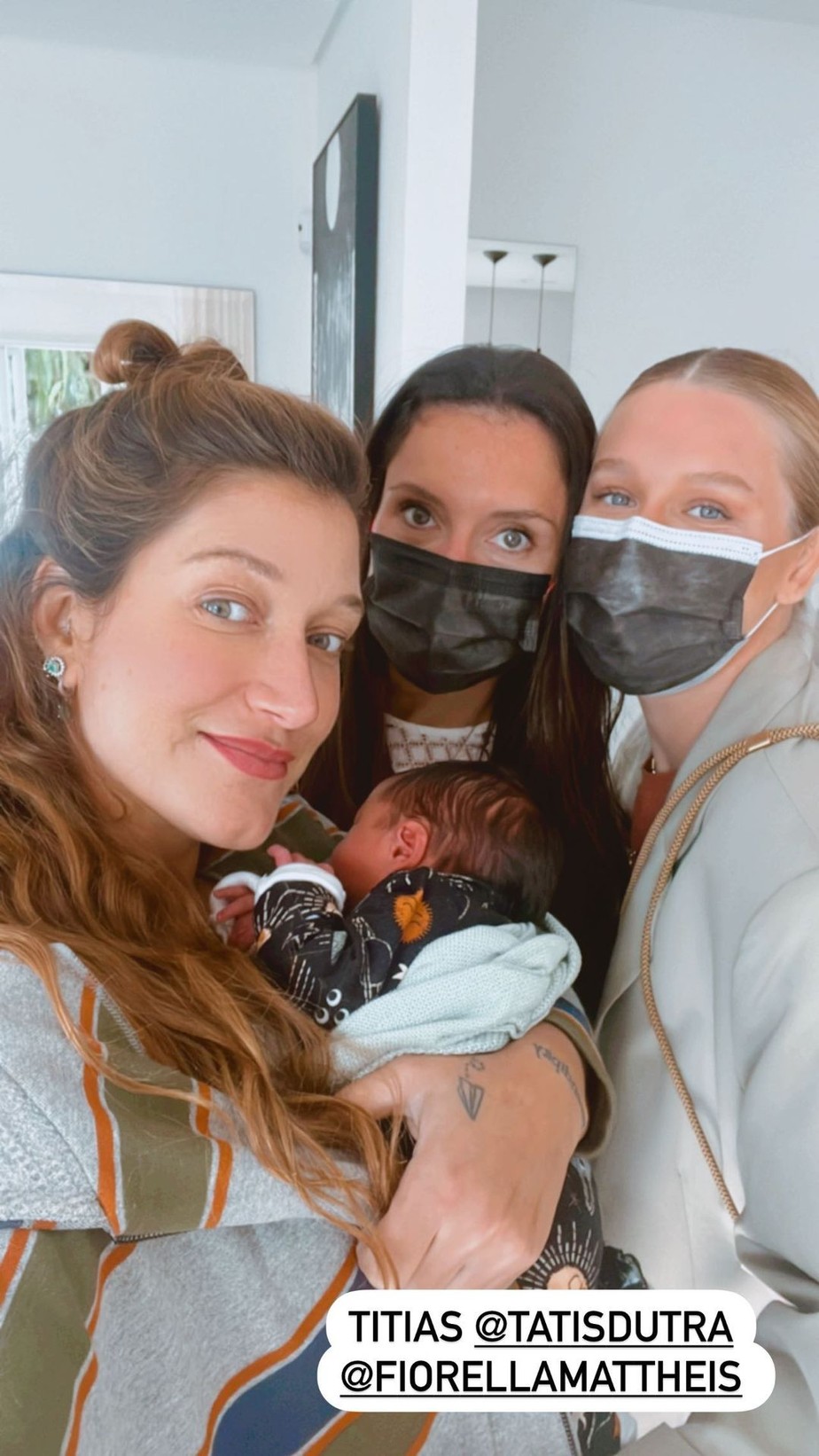 Fiorella Mattheis visita Lion, filho recém-nascido de Gabriela Pugliesi