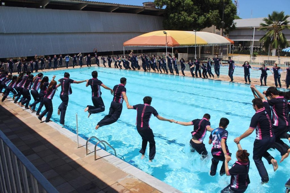 Estudantes pulam na piscina às vésperas do Enem em Natal — Foto: Letícia Dantas