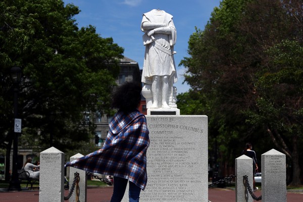 A estátua de Cristóvão Colombo sem cabeça na cidade de Boston em meio aos protestos pelo assassinato de George Floyd (Foto: Getty Images)