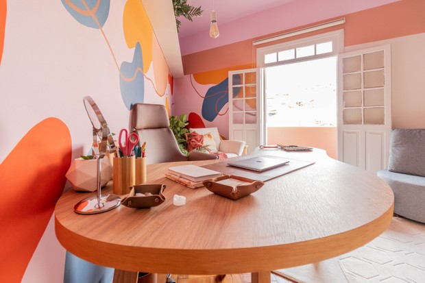 Décor do dia: escritório com mural colorido e teto rosa (Foto: Amanda Bibiano/AB Comunicação)