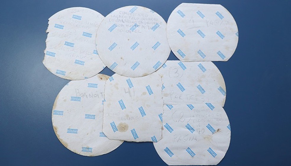 Investigado pegava a parte de alumínio da quentinha e afinava a ponta para usá-lo como lápis.  — Foto: MPCE/ Divulgação