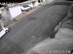 Suspeitos invadem casa na Vila Oliveira em Mogi das Cruzes (Foto: Reprodução/VC no G1)