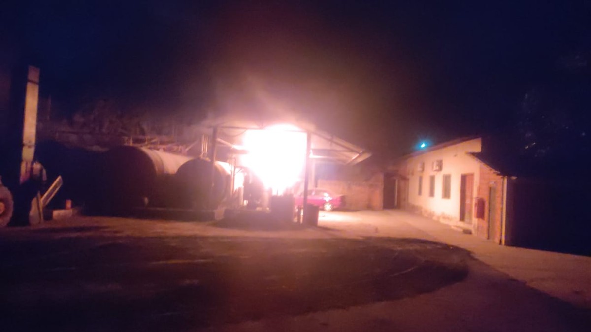 Corpo de Bombeiros combate incêndio em caldeira, em Montes Claros
