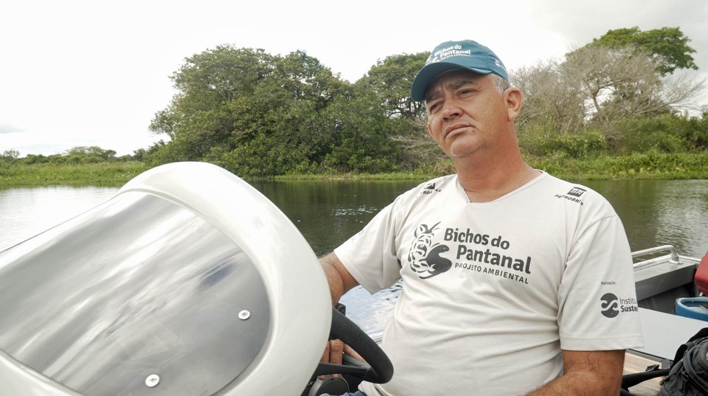 Vagno Pereira Pires foi pescador profissional em Cáceres (MT) durante mais de 20 anos, e hoje pilota barcos em expedições de pesquisa do Projeto Bichos do Pantanal — Foto: Eduardo Palacio/G1