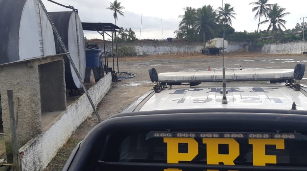 Carga foi encontrada em galpão na localidade de Vila Bessa — Foto: PRF / Divulgação