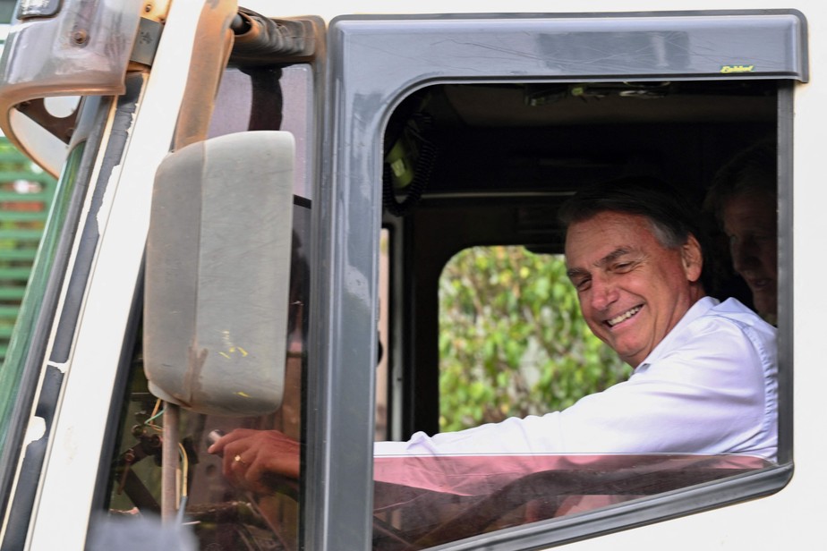 Candidato à reeleição, Bolsonaro dirige caminhão para propaganda eleitoral em Brasília