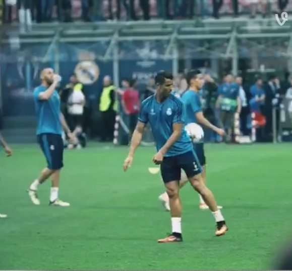 Cristiano Ronaldo mostra habilidade antes da final da Champions (Foto: reprodução)