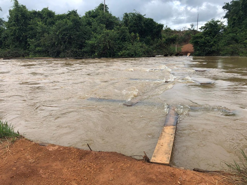 Rio Branco estava passando por cima das colunas da ponte nesta sexta-feira (1°). — Foto: Jeferson Carlos/G1