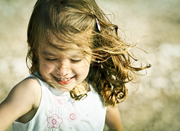 menina; sol; feliz; brincando (Foto: Thinkstock)