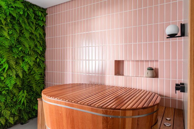 Décor do dia: Banheiro rosa com ofurô de madeira e clima de spa (Foto: Renata Freitas/Divulgação)