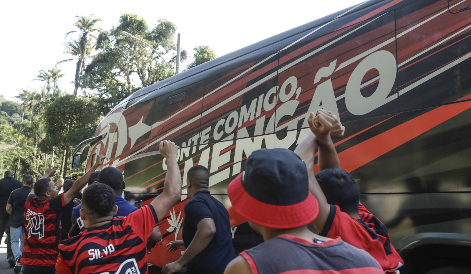 AeroFla: Flamengo deixa Ninho do Urubu, em destino ao aeroporto do Galeão, e torcida acompanha nas ruas — Foto: Gabriel de Paiva/O Globo