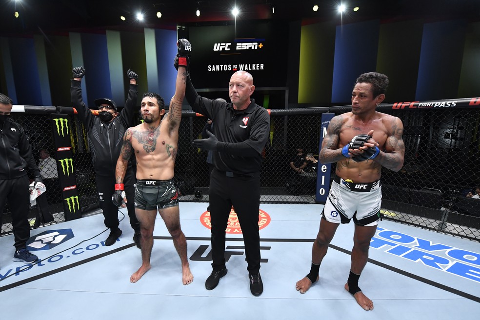 Alejandro Perez venceu Johnny Eduardo por finalização aos 4m13s do R2 — Foto: Getty Images