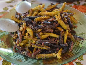 Lagartas fritas prontas para consumo (Foto: Emily Costa/ G1 RR)