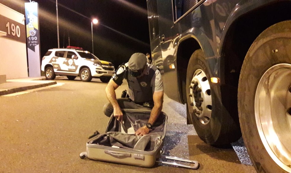 Droga foi escondida em fundo falso de mala — Foto: Polícia Rodoviária/Cedida