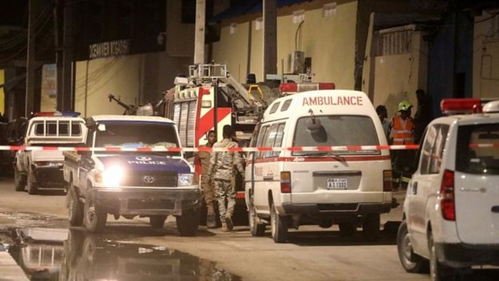 Forças de segurança isoloaram a área à beira-mar onde ocorreu o atentado — Foto: Reuters/BBC