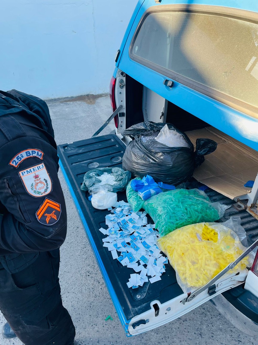 Drogas apreendidas em São Pedro da Aldeia após confronto de criminosos com policiais — Foto: Divulgação/PM