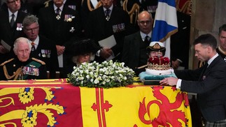 Rei Charles III e a família real acompanham o velório da rainha Elizabeth II — Foto: AARON CHOWN/AFP