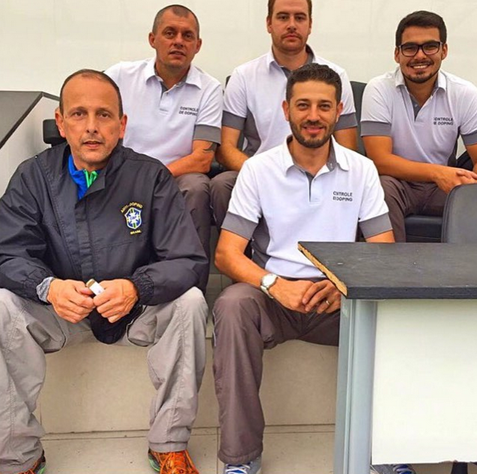 Fernando Solera ao lado de equipe da Controle de Doping Brasil LTDA (Foto: Reprodução)
